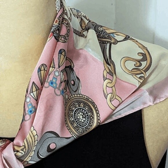 Elegant pink gold mandala design scarf 28X28 100% polyester minor flaw - Picture 4 of 4